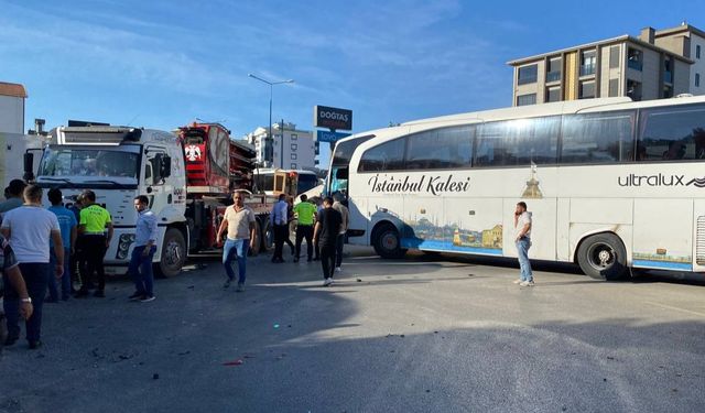 Serik'te zincirleme trafik kazası güvenlik kamerasınca görüntülendi