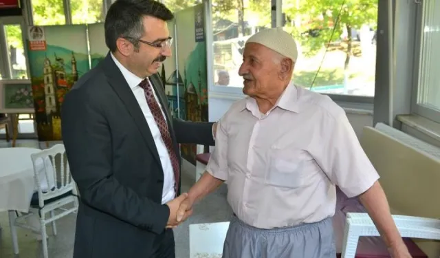 Başkan Yılmaz vatandaş ve esnafla iç içe