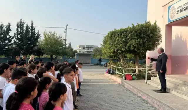 Hatay'da ilkokul öğrencileri derse girmeden önce okul bahçesinde egzersiz yapıyor