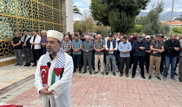 Alanya'da, İsrail'in saldırısında ölen Filistinliler için gıyabi cenaze namazı kılındı