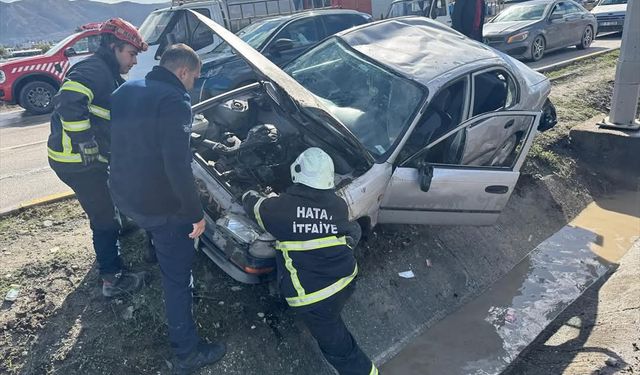 Antakya'da Otomobilin Refüje Çarpması Sonucu 6 Kişi Yaralandı