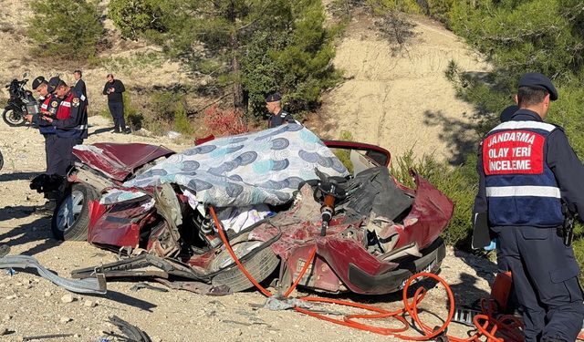 GÜNCELLEME - Burdur'da çimento tankeriyle 3 otomobilin karıştığı kazada 3 kişi öldü, 5 kişi yaralandı