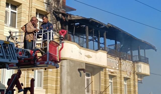 Hatay'da 3 katlı binada çıkan yangında mahsur kalan 3 kişi kurtarıldı