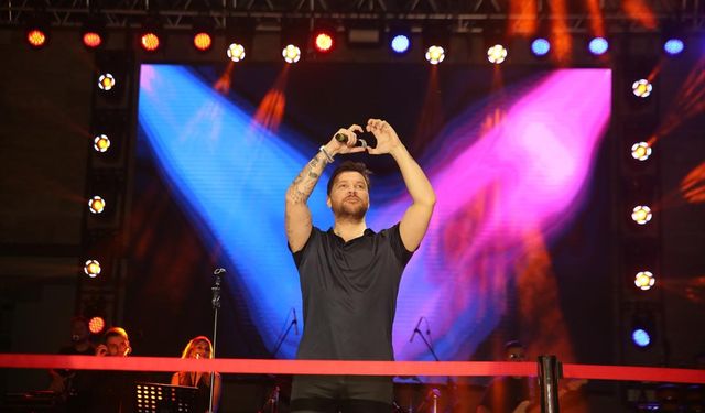 Hatay'da düzenlenen Cumhuriyet konserinde Sinan Akçıl sahneye çıktı