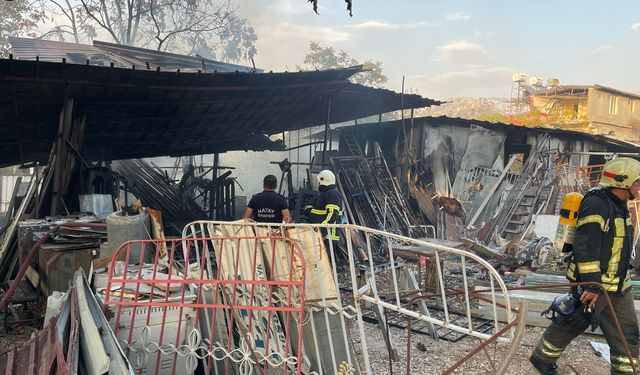 Hatay'da hurdacı dükkanında çıkan yangın söndürüldü