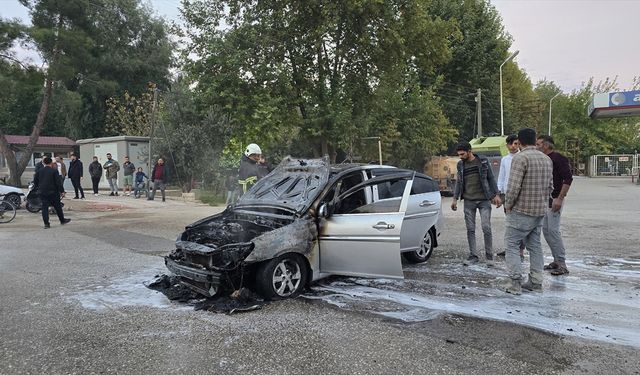 Hatay'da otomobilde çıkan yangın söndürüldü