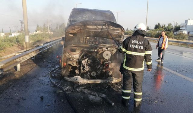 Hatay'da seyir halindeki minibüste çıkan yangın söndürüldü