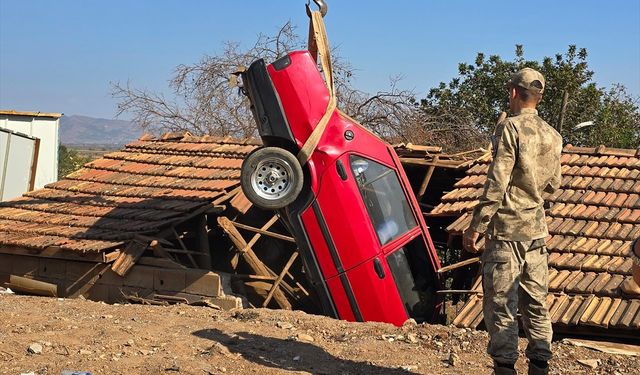 Hatay'da yoldan çıkan otomobil yol kenarındaki binanın çatısına düştü