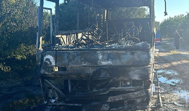 Kozan'da tarım işçilerini taşıyan midibüs yandı