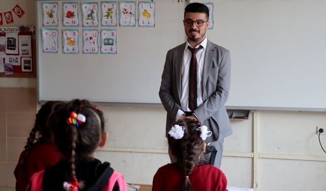 Sol gözünü kaybettiği depremin zorluklarını öğrencilerinin sevgisiyle aştı