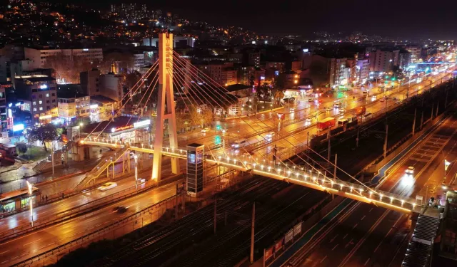 Kocaeli’de üst geçitler turuncuya büründü