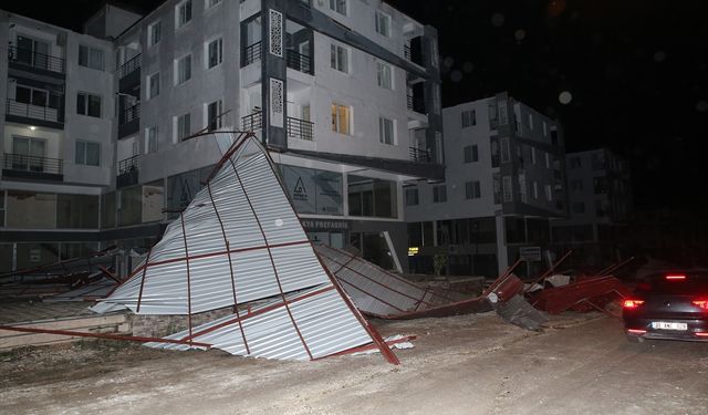 Hatay'da Şiddetli Rüzgar Site Çatısını Uçurdu: 4 Araç Zarar Gördü