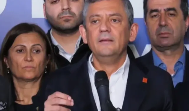 Özgür Özel'den Kritik Çağrı: 'Her Yeri Tutsalar da Evinizin Önüne Çıkın'