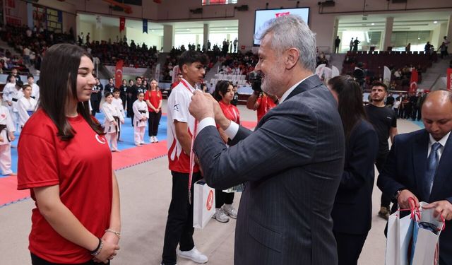 Hatay'da 19 Mayıs Coşkusu! Protokol ve Halk Tek Yürek Oldu