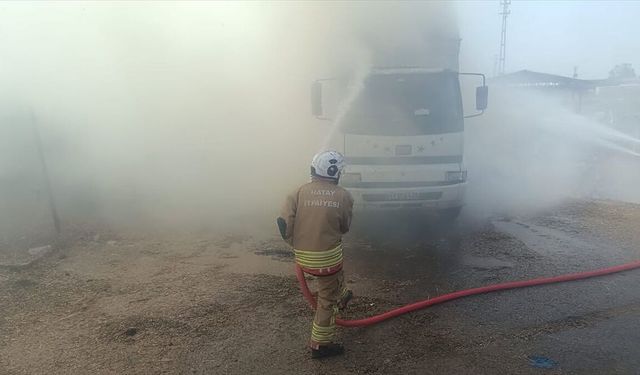 Kırıkhan'da saman yüklü tırda çıkan yangın söndürüldü