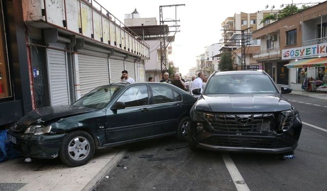 Hatay'da freni arızalanan iş makinesi park halindeki 4 araca çarptı