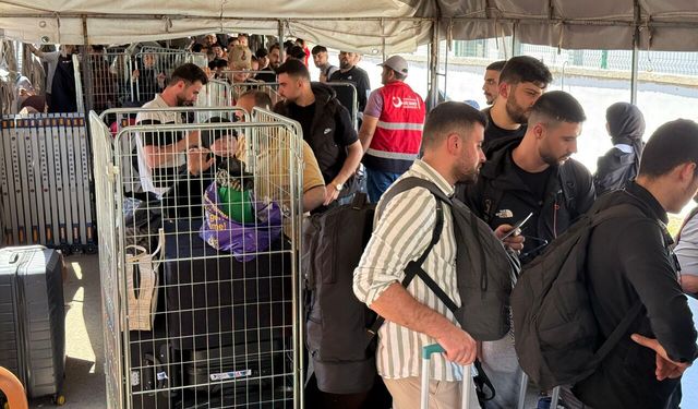 Cilvegözü’nde Yoğunluk: Suriyeliler Ülkelerine Dönüyor