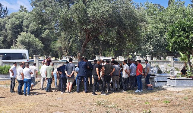 Hatay'da babası tarafından bıçakla öldürülen gencin cenazesi defnedildi