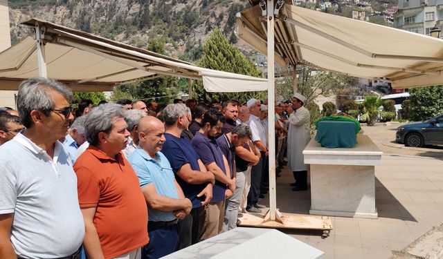 Hatay'da otomobil ile çekicinin çarpıştığı kazada ölen 3 kişinin cenazeleri defnedildi