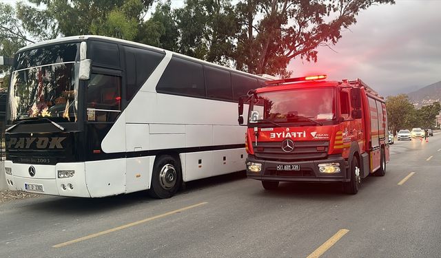 Hatay'da trafik kazasında otobüsün altına savrulan kişi öldü