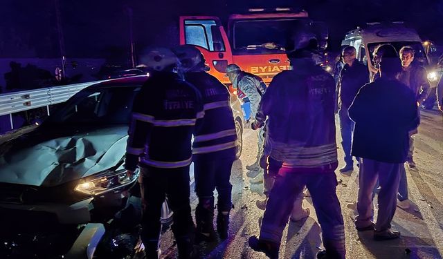 Hatay'da iki otomobilin çarpıştığı kazada 4 kişi yaralandı