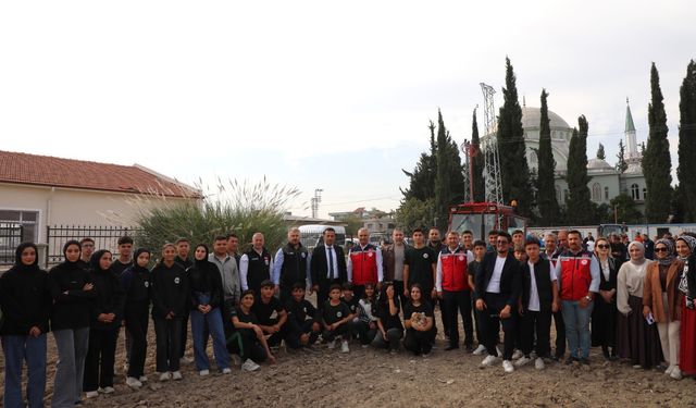 Antakya'da tarım lisesi öğrencileri buğday tohumlarını toprakla buluşturdu