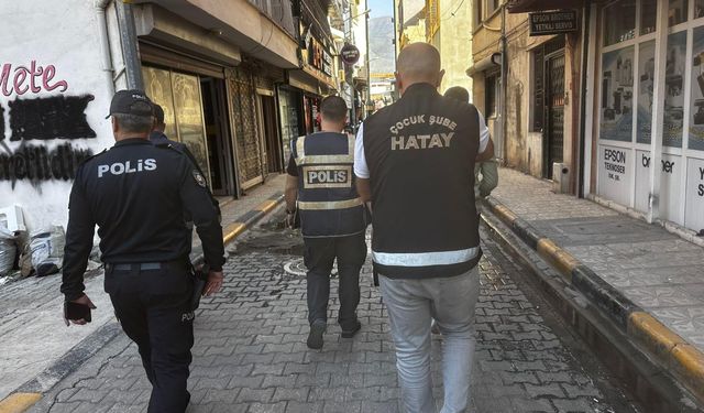 İskenderun'da polis ekipleri okul çevrelerinde denetim gerçekleştirdi