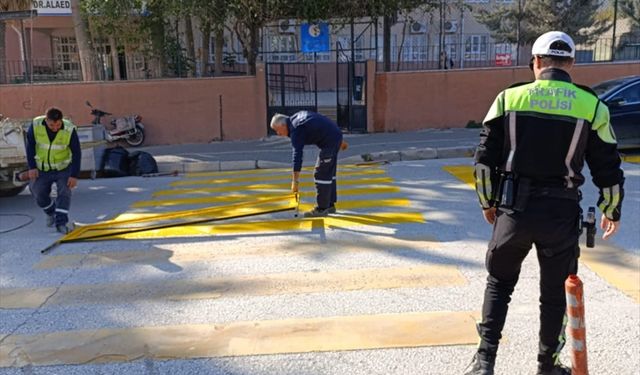 Samandağ'da yaya geçitleri boyandı