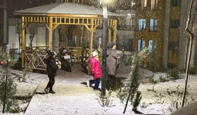 Karla Kaplanan Yollarda Araçlar Zorlandı