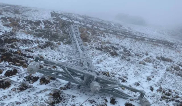 Yayladağı’nda Buzlanma Elektrik Hatlarını Vurdu