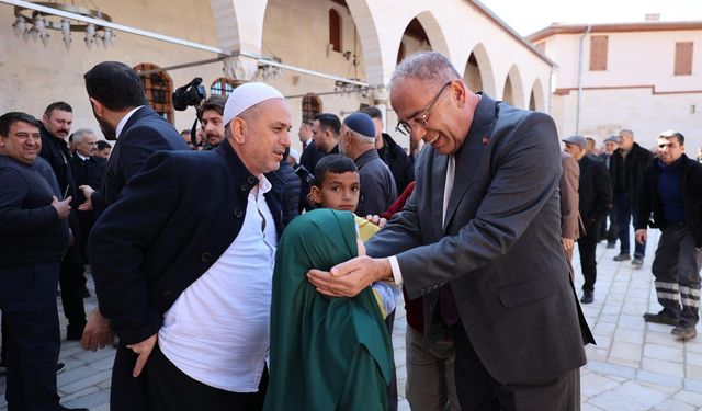 Başkan Yapar, Cuma Namazı Sonrası Vatandaşlarla Buluştu