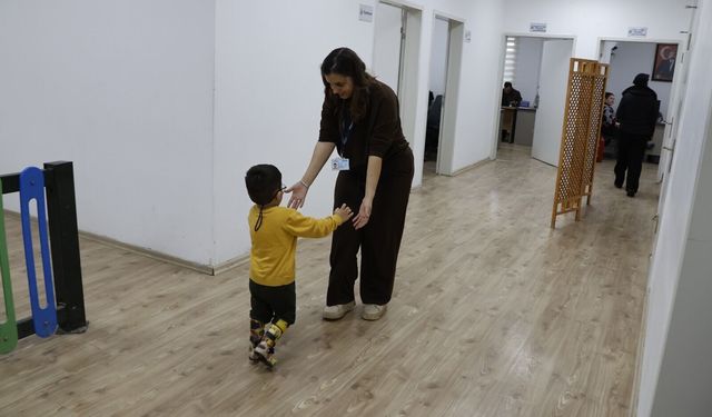 HBB Engelsiz Yaşam Merkezi’nde Tedavi Gören Eren İlk Adımlarını Attı!