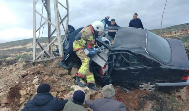 Reyhanlı’da Otomobil Elektrik Direğine Çarptı