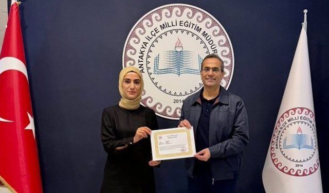 Örnek Öğretmene Başarı Ödülü Verildi