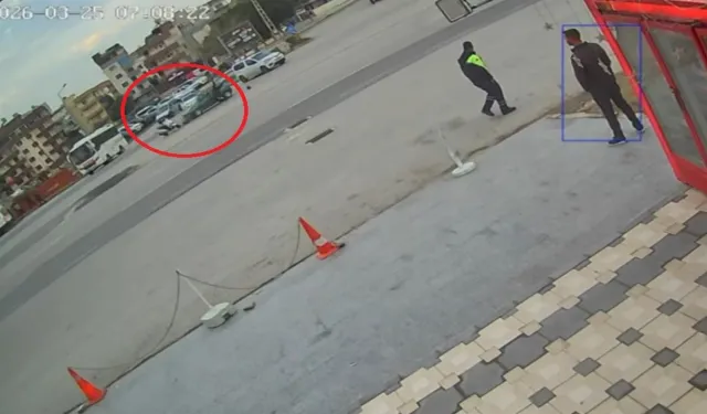 Motosiklet Sürücüsü Kavşakta Otomobille Çarpıştı, Havada Takla Attı