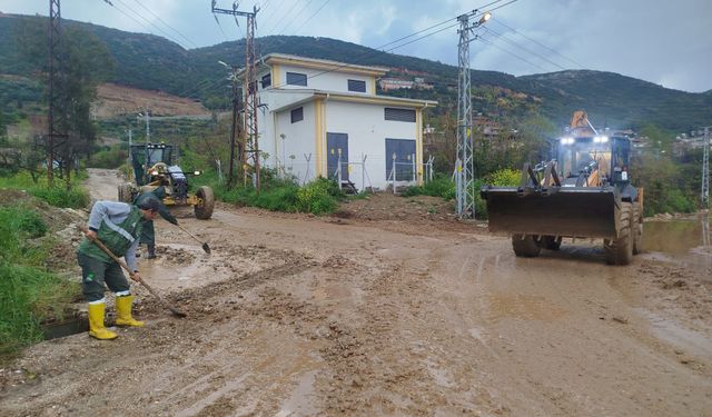 Defne’de Sağanak Yağışa Rağmen Ekipler Sahada