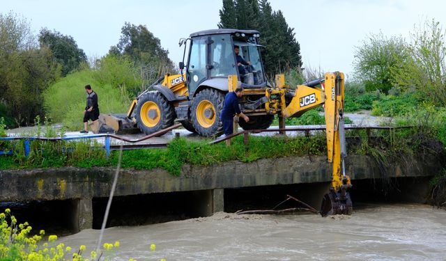 Antakya Belediyesi Sel Bölgelerinde Çalışmalarını Sürdürüyor
