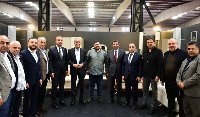 Yapar, Mobilya Fuarı’nda Esnafla Buluştu
