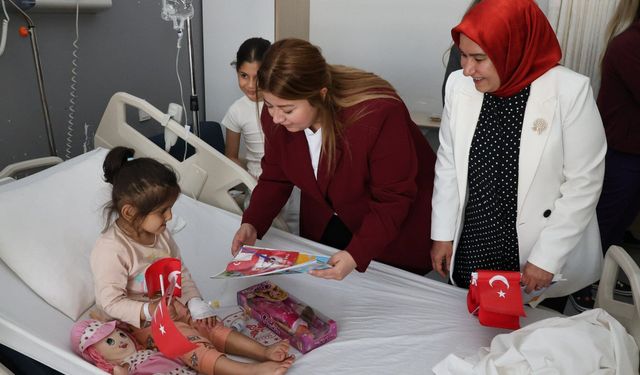 AK Kadınlardan Hastanedeki Çocuklara 23 Nisan Ziyareti
