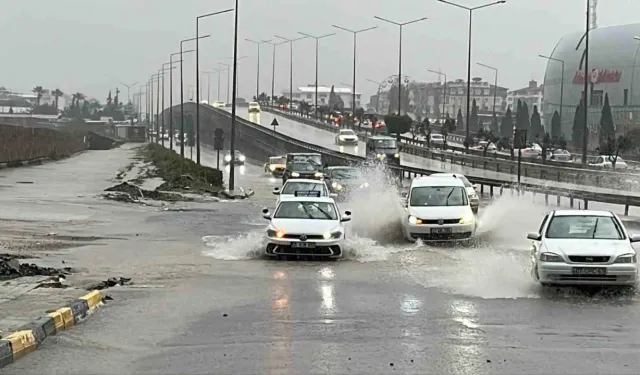 Hatay’da Şiddetli Yağış Yolları Göle Çevirdi