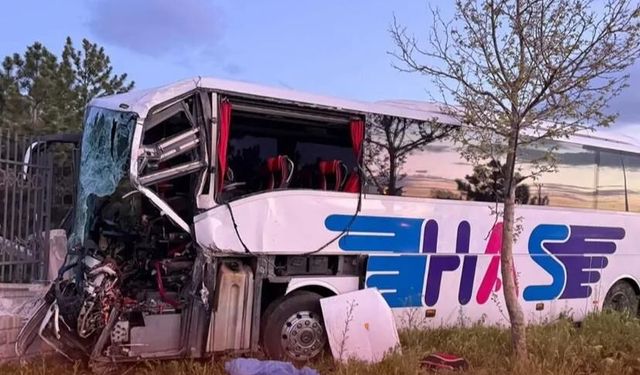 Hatay’a Gelen Yolcu Otobüsü TIR’a Çarptı: 1 Ölü, 8 Yaralı