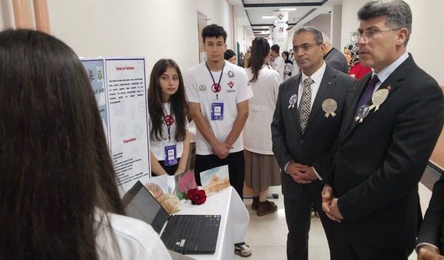 Hüsnü Özyeğin Anadolu Lisesi’nde TÜBİTAK 4006 Bilim Fuarı Düzenlendi