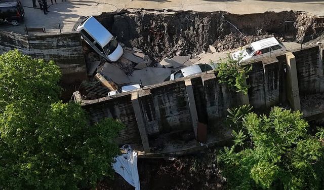 Antakya’da Yol Çöktü Araçlar Zarar Gördü!