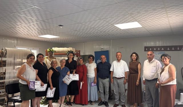 Antakya’da İpek Dokumacılığı Kursiyerlerine Sertifika