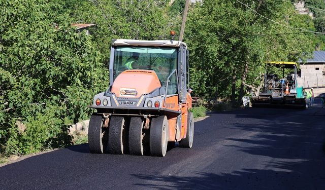 HBB, Delibekirli-Karataş Yolunda Beton Asfalt Çalışmasını Sürdürüyor