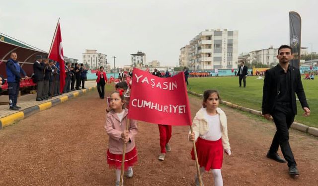 Kırıkhan’da 29 Ekim Coşkusu! Öğrencilerin Gösterileri Beğeni Topladı