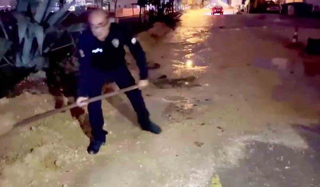 KAHRAMAN TÜRK POLİSLERİ VATANDAŞINA HİZMETTE SINIR TANIMIYOR!