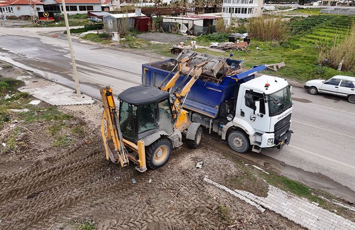 HBB’den Yağış Sonrası Sahilde Yoğun Temizlik Mesaisi
