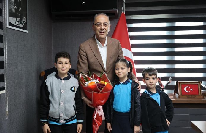 Başkan Yapar, 23 Nisan’da Koltuğunu Öğrencilere Emanet Etti