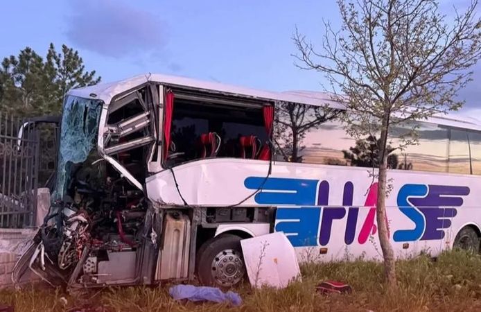Hatay’a Gelen Yolcu Otobüsü TIR’a Çarptı: 1 Ölü, 8 Yaralı